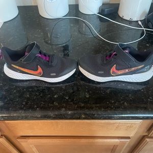 Girls Size 1Y Nike Revolution Sneakers